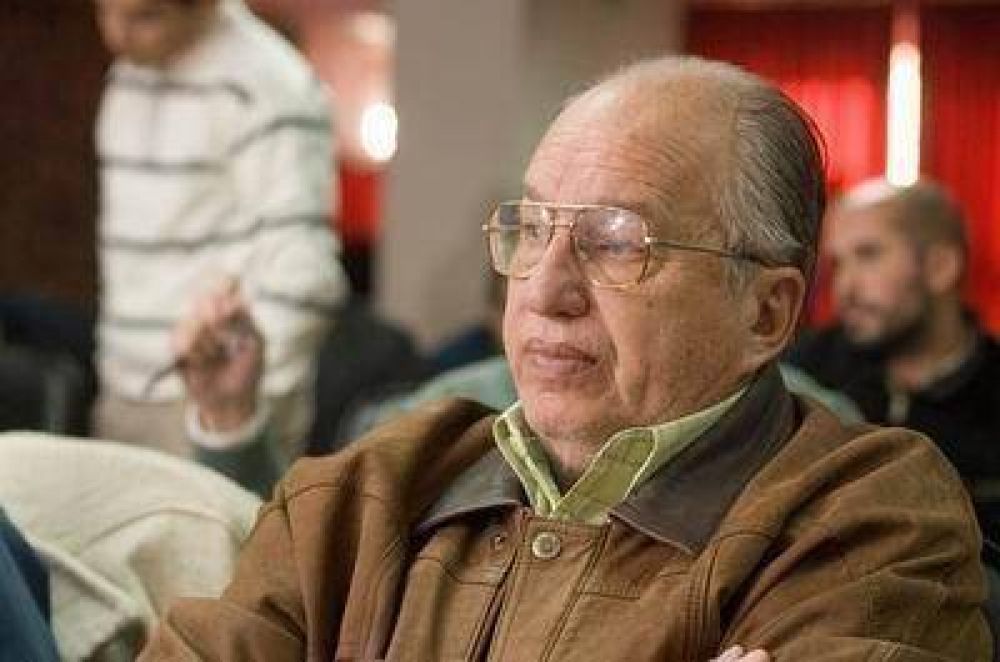 "Que sepa el ministro que tiene 380 profesionales para asesorarlo"