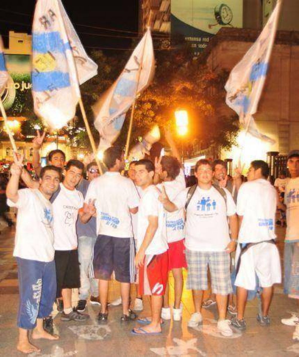La C�mpora se hizo sentir a metros del acto del radicalismo en Peatonal y San Mart�n