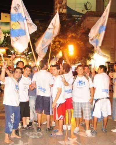 La C�mpora se hizo sentir a metros del acto del radicalismo en Peatonal y San Mart�n