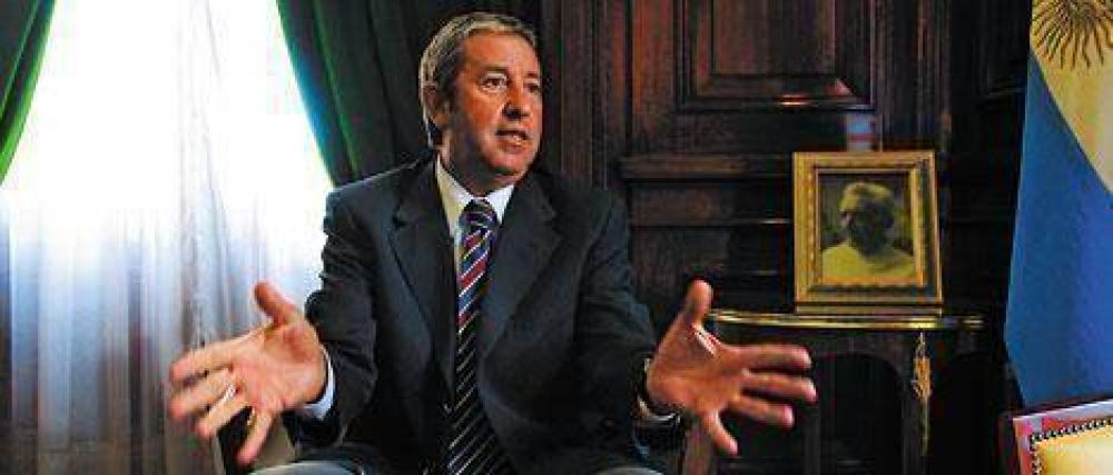 Cobos duda de postularse y dice que CFK deber�a �irse con los laureles�
