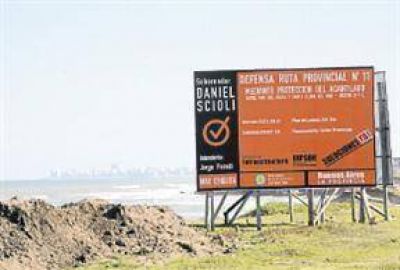 La "ola naranja" inunda las playas con propaganda del gobernador