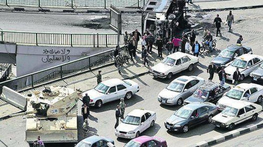 Un recorrido por El Cairo, un calvario entre tanques, retenes y civiles armados
