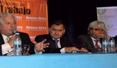 Los empleados de la administraci�n p�blica municipal de Esteban Echeverr�a que realicen trabajos considerados �riesgosos� para su salud percibir�n desde febrero y retroactivo a septiembre de 2010, un adicional del 20 por ciento del sueldo b�sico a modo de