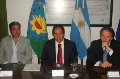 Scioli firm� con YPF un convenio de resoluci�n ambiental de canales acu�feros
