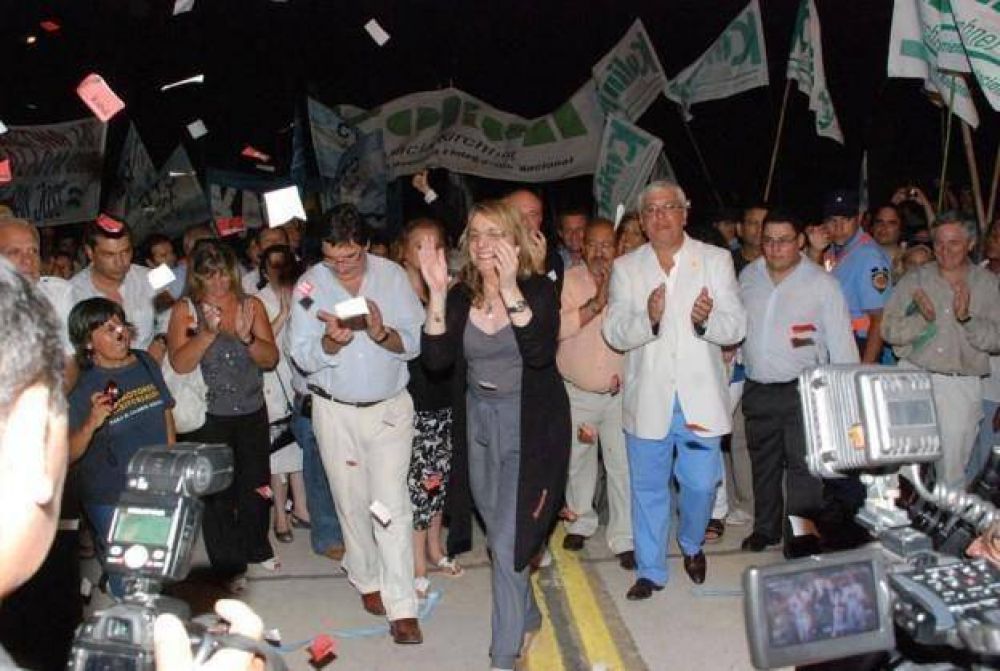 Cosqu�n rindi� tributo a Kirchner nombrando al puente principal 