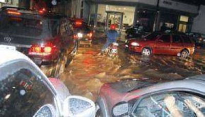 Cuatro horas de intensa lluvia inund� calles y barrios en Salta