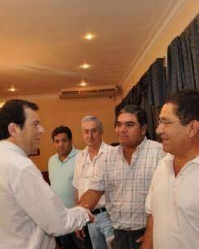 Zamora entreg� aportes a 13 clubes deportivos locales