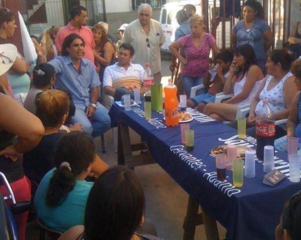 Cervantes ya recorre los barrios como precandidato