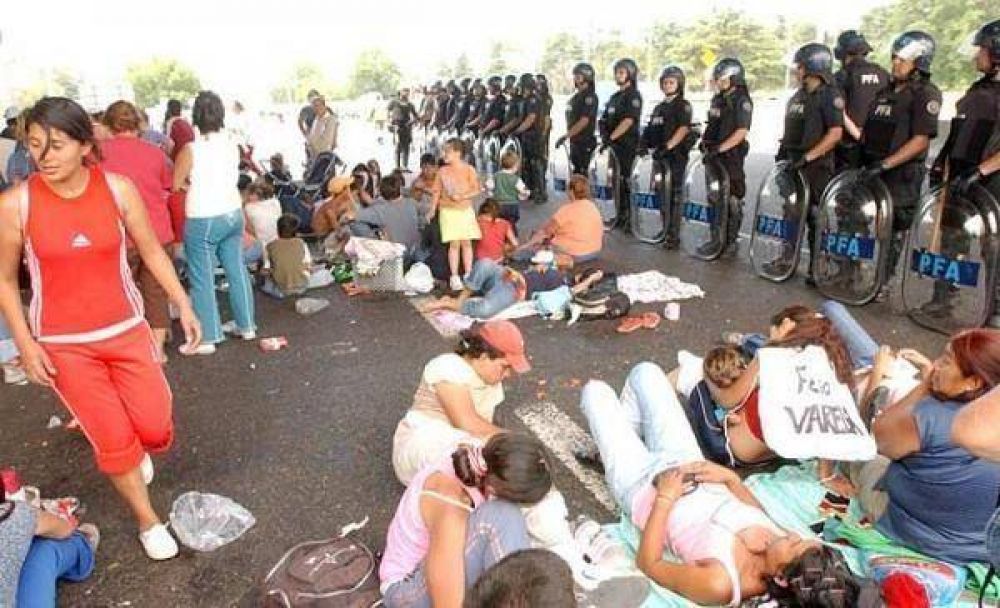 Un grupo de okupas corta la autopista Riccheri