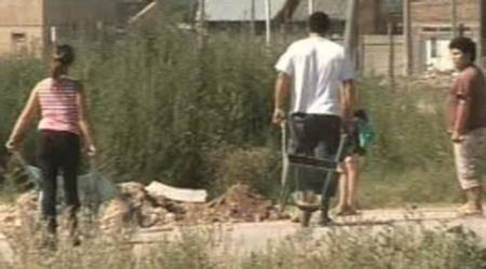 Deciden arreglar la calle por su cuenta porque dicen que se cansaron de reclam�rselo a la Municipalidad