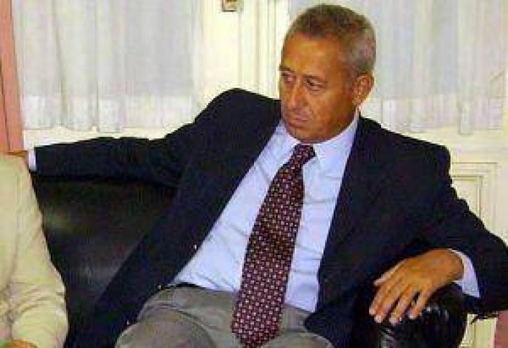 Aquejado por su salud, Prince renunci� a su cargo de concejal 