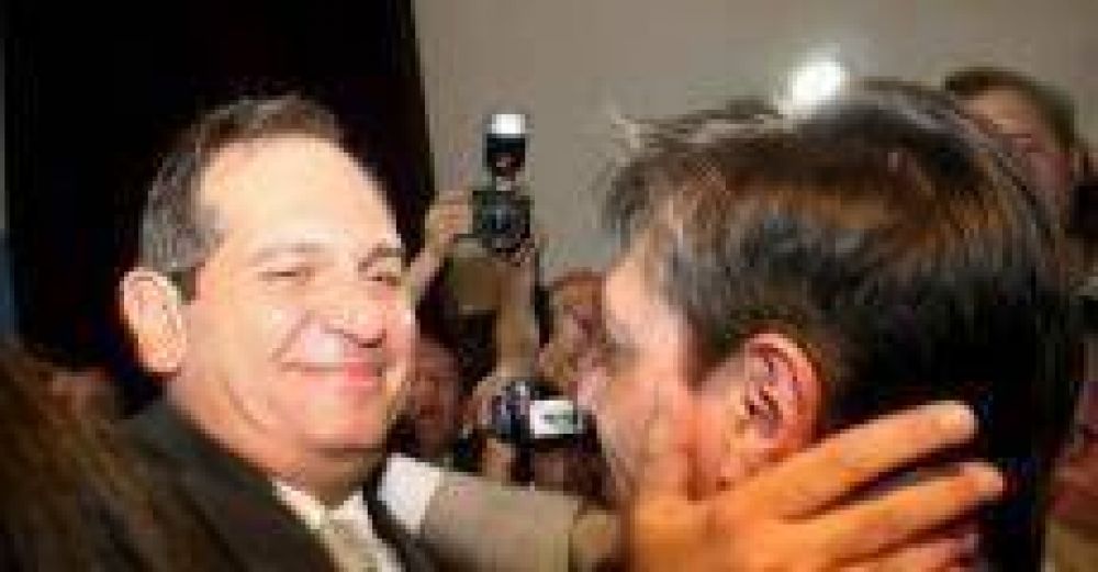 Daniel Posse jur� como nuevo vocal de la Corte y recibi� el abrazo del gobernador Alperovich