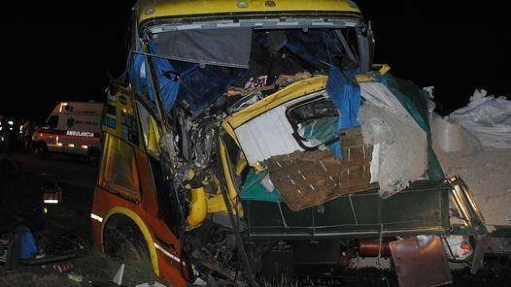 Al menos 7 muertos y 35 heridos al chocar un cami�n y un micro en Corrientes