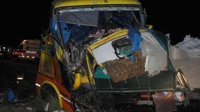 Al menos 7 muertos y 35 heridos al chocar un cami�n y un micro en Corrientes