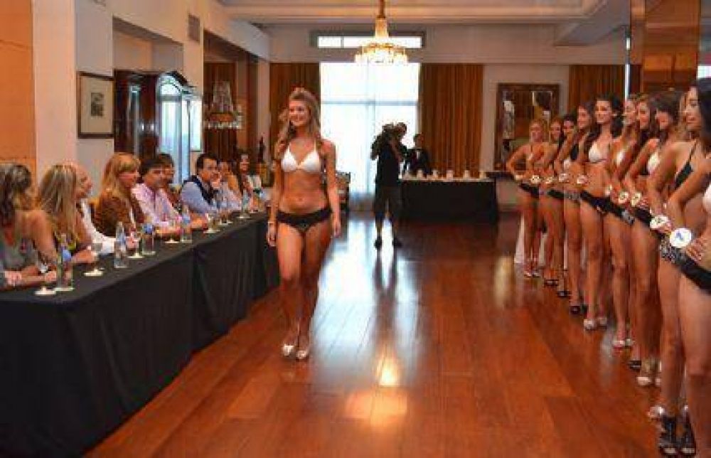 La � 39�. Reina Nacional del Mar� est� llegando�.