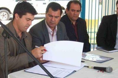 Firma de convenio entre Producci�n y el municipio de Pozo Hondo