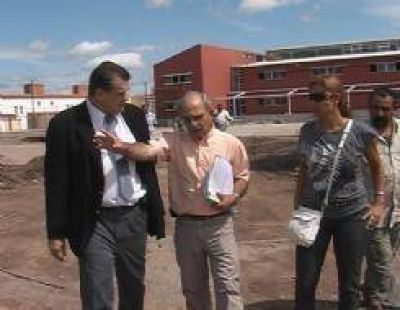 Supervisan obra de la escuela de B� Siglo XXI