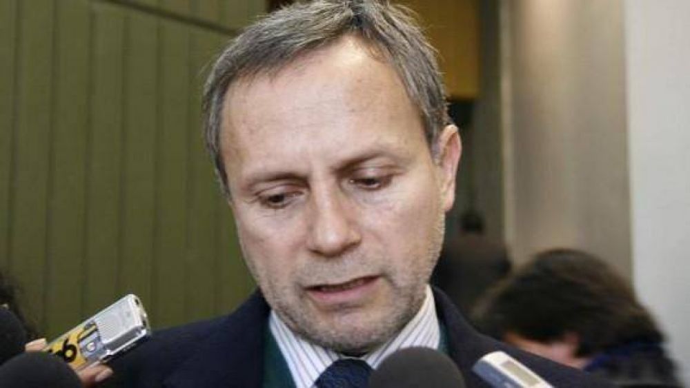 Hugo Cabral, con un pie en la Defensor�a del Pueblo 