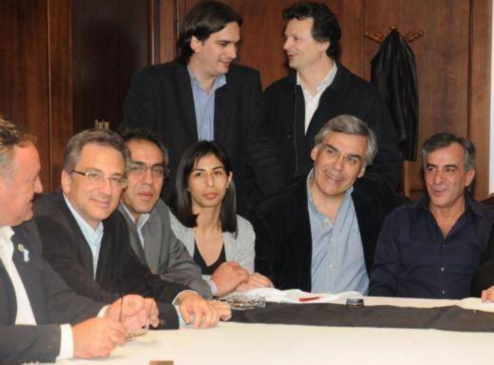 Volvi� el G8 con un fuerte cuestionamiento contra las colectoras