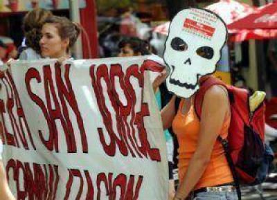 Un centenar de militantes marcharon contra la miner�a