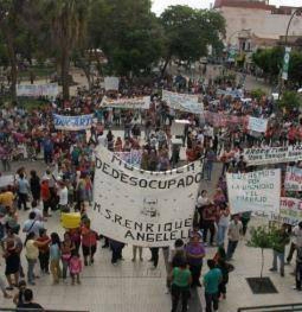 Multitudinaria marcha en apoyo a la ejecuci�n del programa �Argentina Trabaja�
