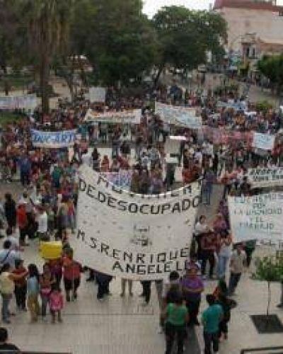 Multitudinaria marcha en apoyo a la ejecuci�n del programa �Argentina Trabaja�