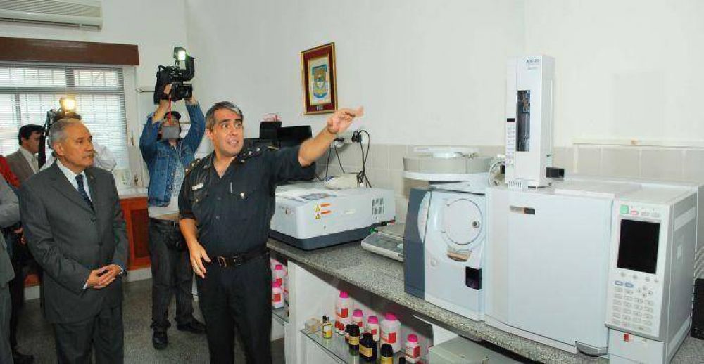 Barrionuevo visit� el gabinete cient�fico de Jujuy
