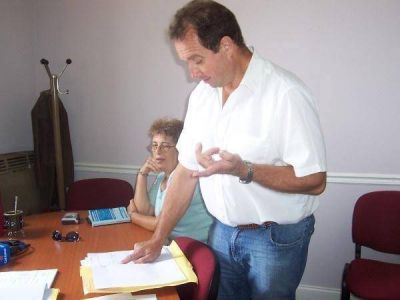 El oficialismo acusa a la oposici�n de querer �hacer pol�tica�