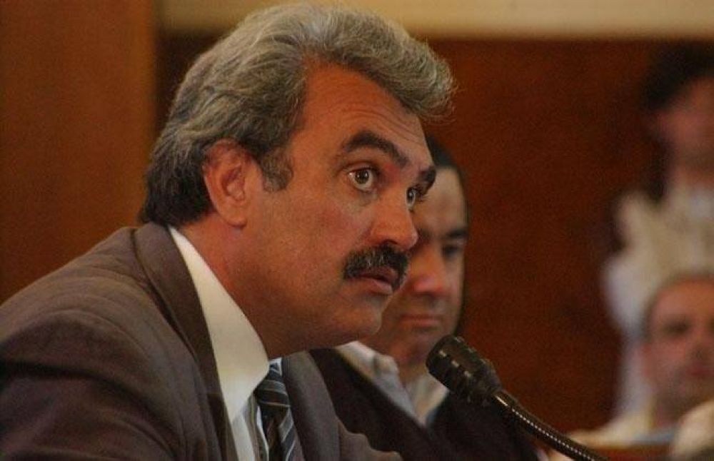 �Algunos ediles son como los teros, ponen huevos en un lugar y cantan en otro�