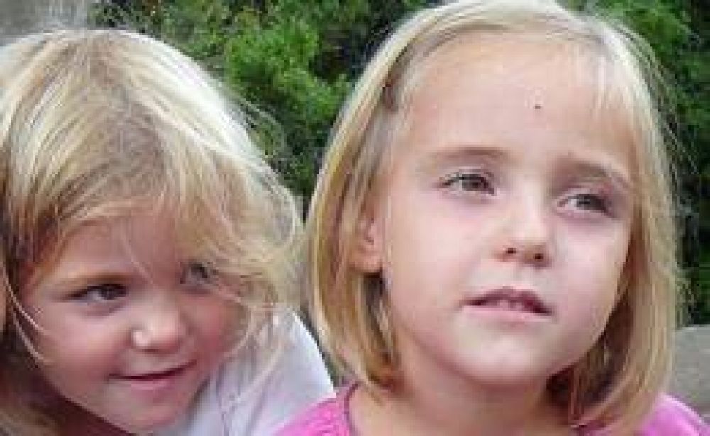 Madre de gemelas desaparecidas "tiene esperanza de ver a sus hijas"