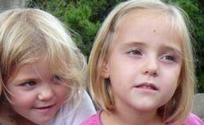 Madre de gemelas desaparecidas "tiene esperanza de ver a sus hijas"