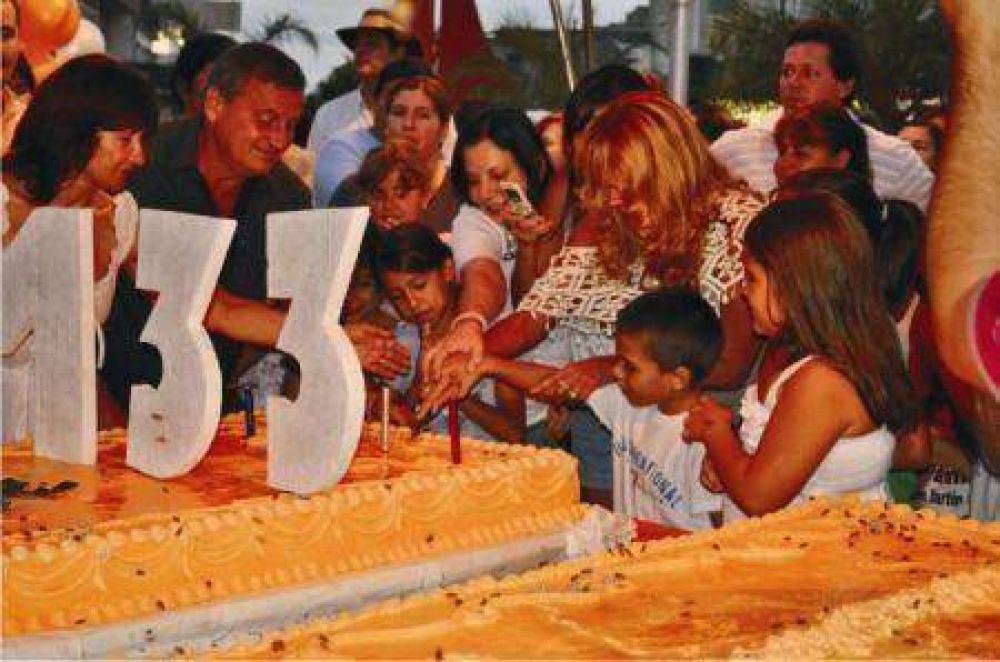 A�da Ayala y Sandra Mendoza cortaron la torta gigante por los 133 a�os de Resistencia