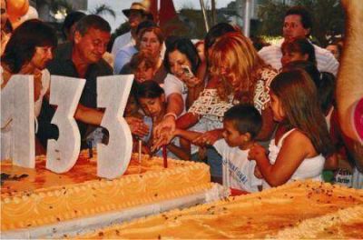 A�da Ayala y Sandra Mendoza cortaron la torta gigante por los 133 a�os de Resistencia