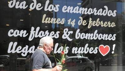 Con flores, mensajes, cenas y paseos se festej� el D�a de los Enamorados