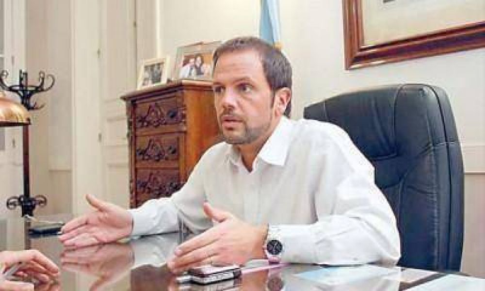 Racconto sospecha que Jaque viaja los martes para no dejarlo sesionar