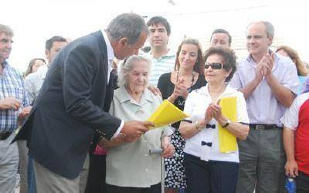 Presidente Ort�z festej� su aniversario con entrega de tierras para los vecinos