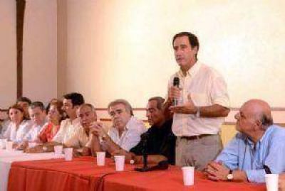 Mientras espera a Alfons�n, Iglesias re�ne a la tropa