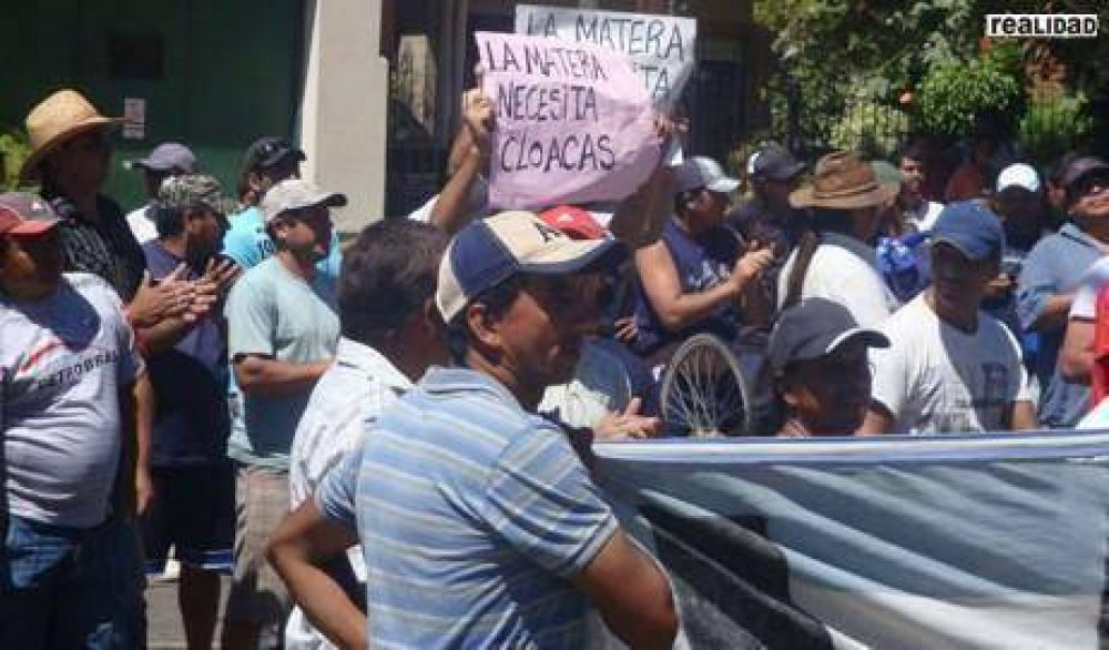 Molestos con Guti�rrez, vecinos del barrio La Matera reclamaron por cloacas frente al Municipio 