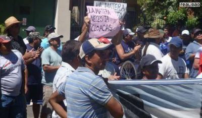 Molestos con Guti�rrez, vecinos del barrio La Matera reclamaron por cloacas frente al Municipio 