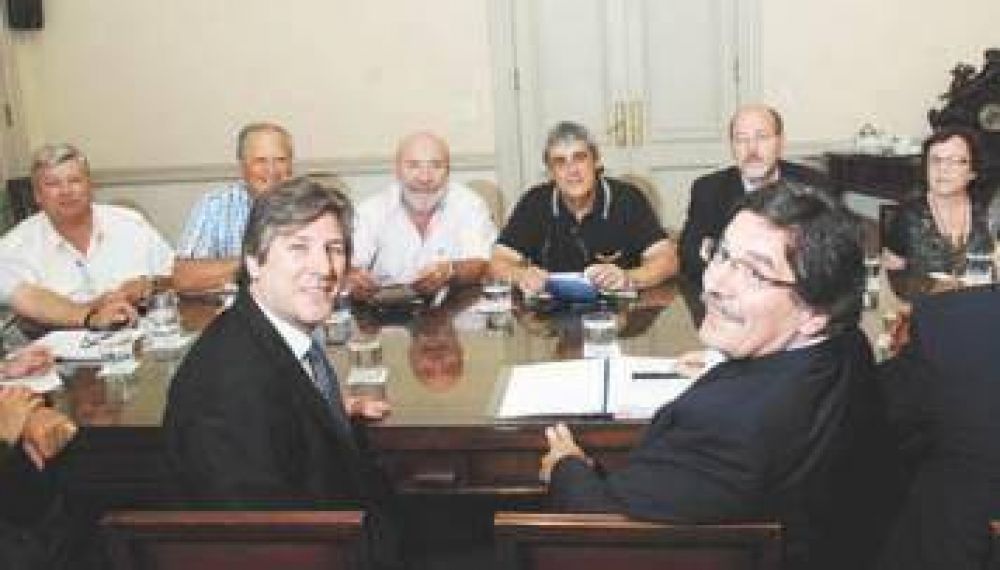 Gremios docentes rechazan aumento de 22% y elevan el piso de las paritarias