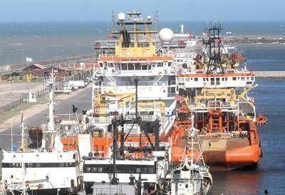 Siguen amarrados dos remolcadores que buscar�n petr�leo en Malvinas