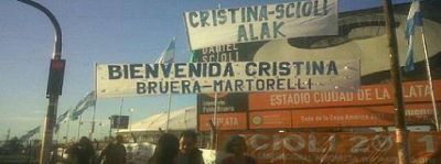 Imponente despliegue de carteles en la previa de la apertura del Estadio