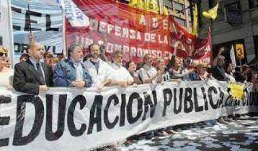 Los docentes de la FEB comienzan con asambleas 