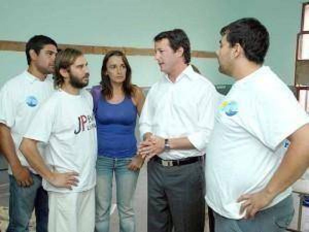 Unos 50 j�venes de Lomas pintaron 15 escuelas en homenaje a Kirchner
