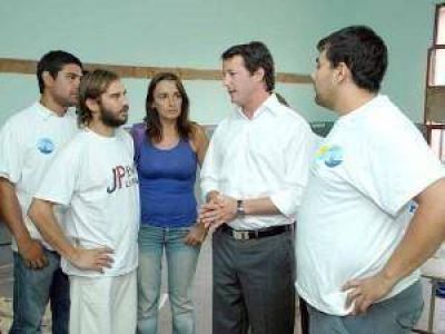 Unos 50 j�venes de Lomas pintaron 15 escuelas en homenaje a Kirchner