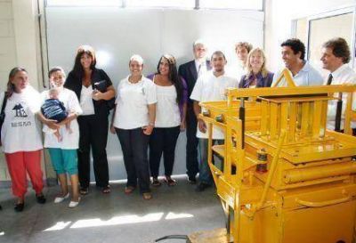 Cristina �lvarez Rodr�guez present� en la escuela de la UOCRA una bloquera de cemento que se utilizar� en m�ltiples funciones