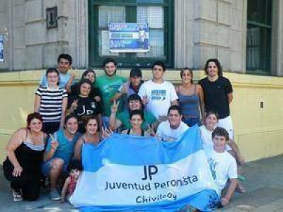 J�venes militantes pintan cinco escuelas en Chivilcoy 