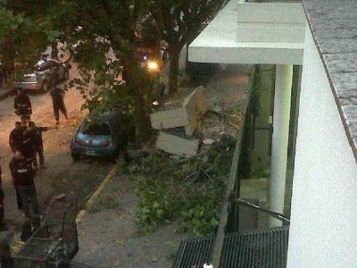 Derrumbe y milagro en edificio de Lan�s: no hay v�ctimas tras caer 3 balcones