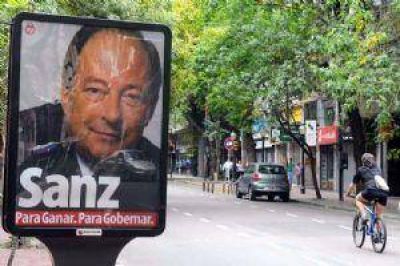 Alfons�n llega a Mendoza para disputarle votos a Sanz