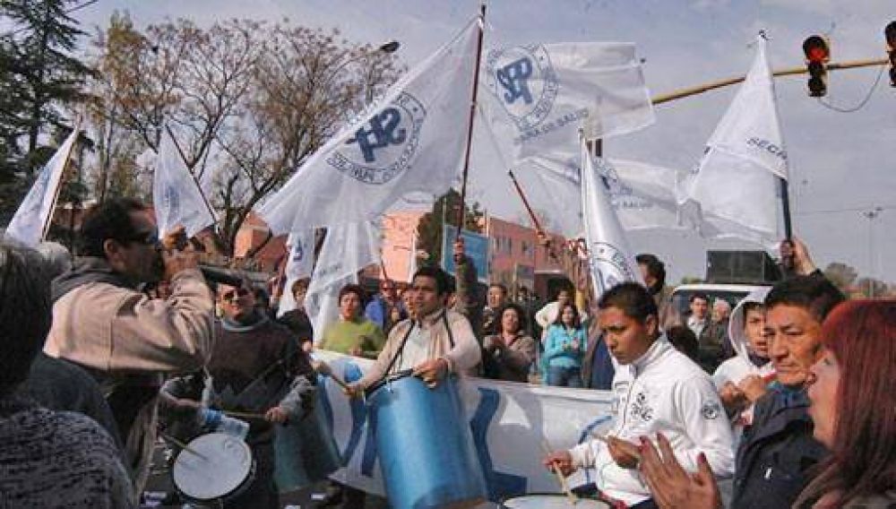 Presi�n de estatales por salarios comienza hoy a resentir servicios